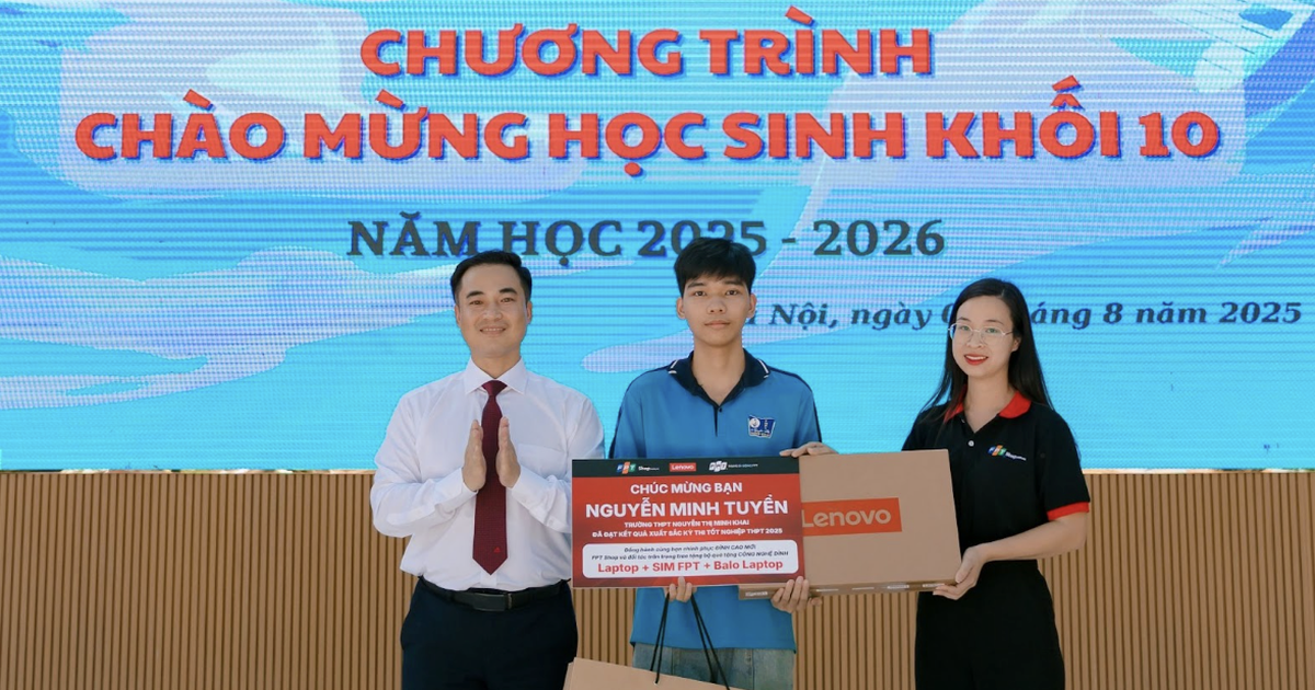 FPT Shop tặng quà công nghệ cho tân sinh viên có thành tích xuất sắc