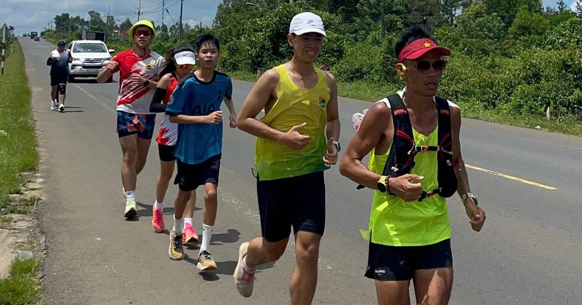 Chạy bộ xuy&ecirc;n Việt mừng Quốc kh&aacute;nh: &#039;Dị nh&acirc;n&#039; đến Đ&agrave; Nẵng, ho&agrave;n th&agrave;nh nửa chặng đường