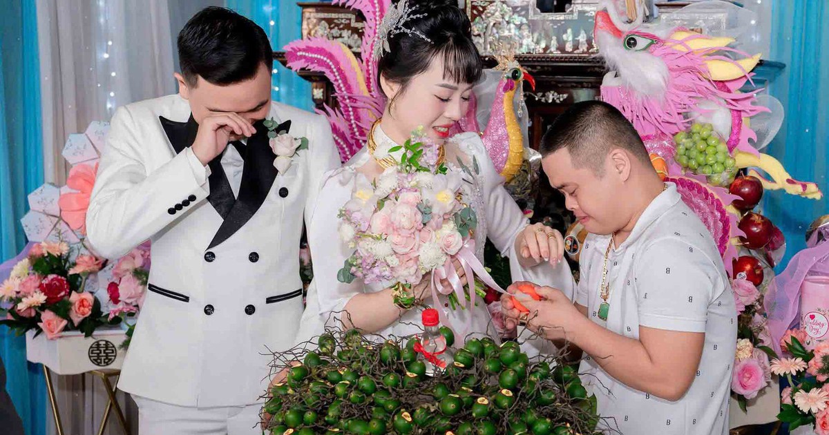 C&ocirc; d&acirc;u &ograve;a kh&oacute;c khi nhận qu&agrave; cưới từ anh trai mắc hội chứng Down