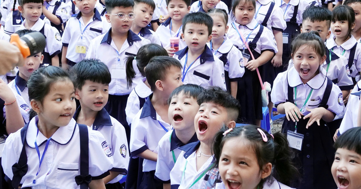 Đồng phục học sinh: Nên riêng từng trường hay chỉ cần áo trắng, quần sẫm màu?