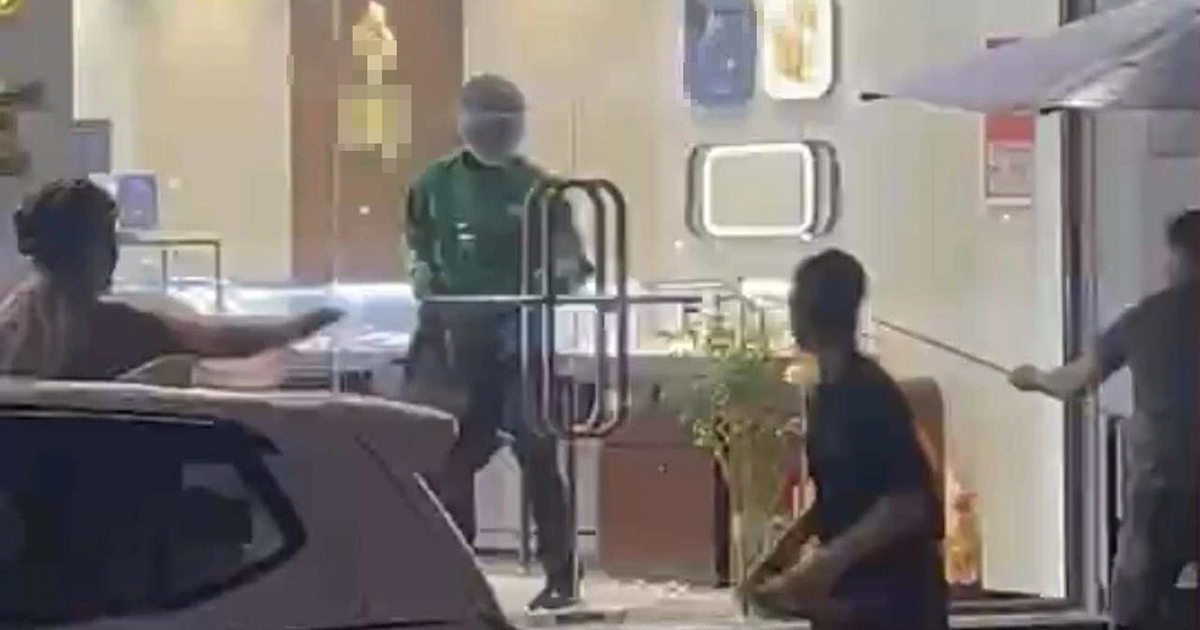 Đà Nẵng: Cầm búa xông vào tiệm kim hoàn, đánh bảo vệ bị thương rồi đập tủ trang sức