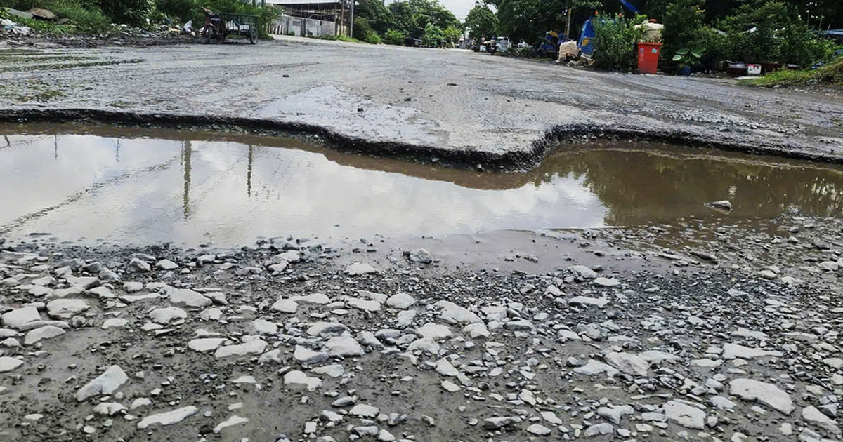 Đường như mặt ruộng, đi lại khó khăn