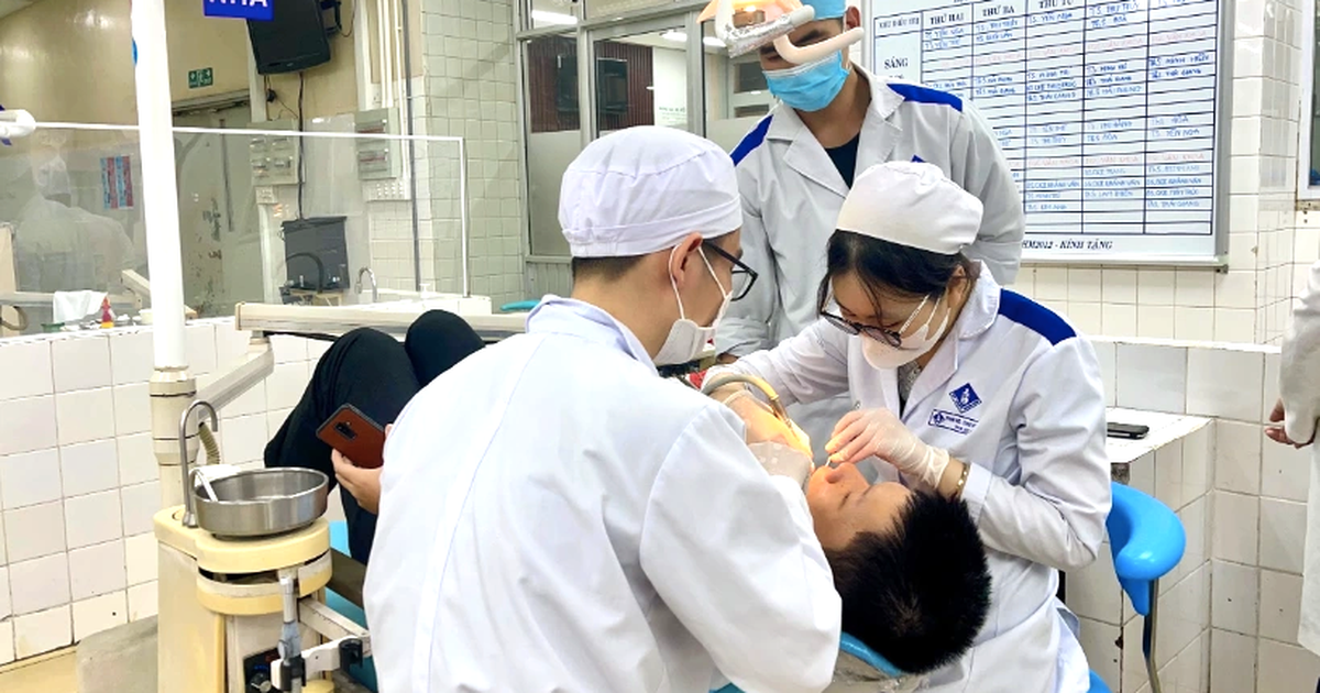 Toàn cảnh điểm chuẩn khối ngành sức khỏe 2025: Thay đổi ra sao ở từng trường, ngành?