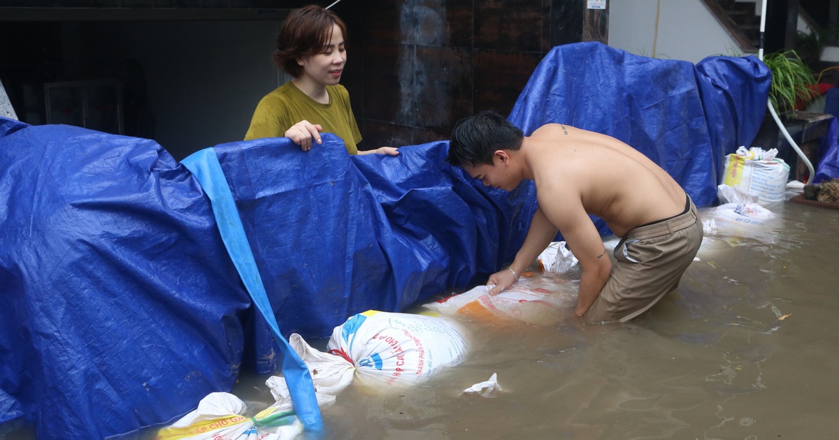 H&agrave; Nội: &#039;Khu nh&agrave; gi&agrave;u&#039; ngập &#039;kh&ocirc;ng lối tho&aacute;t&#039;, d&acirc;n thức xuy&ecirc;n đ&ecirc;m đắp đập ngăn nước