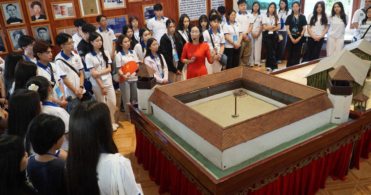 Kiều b&agrave;o trẻ hạnh ph&uacute;c khi về thăm qu&ecirc; hương