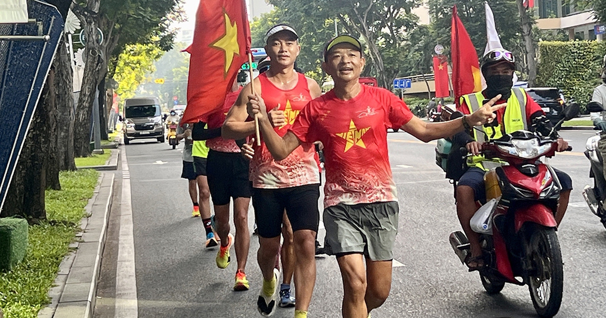 Nh&agrave; b&aacute;o chạy bộ hơn 800 km mừng Quốc kh&aacute;nh 2.9