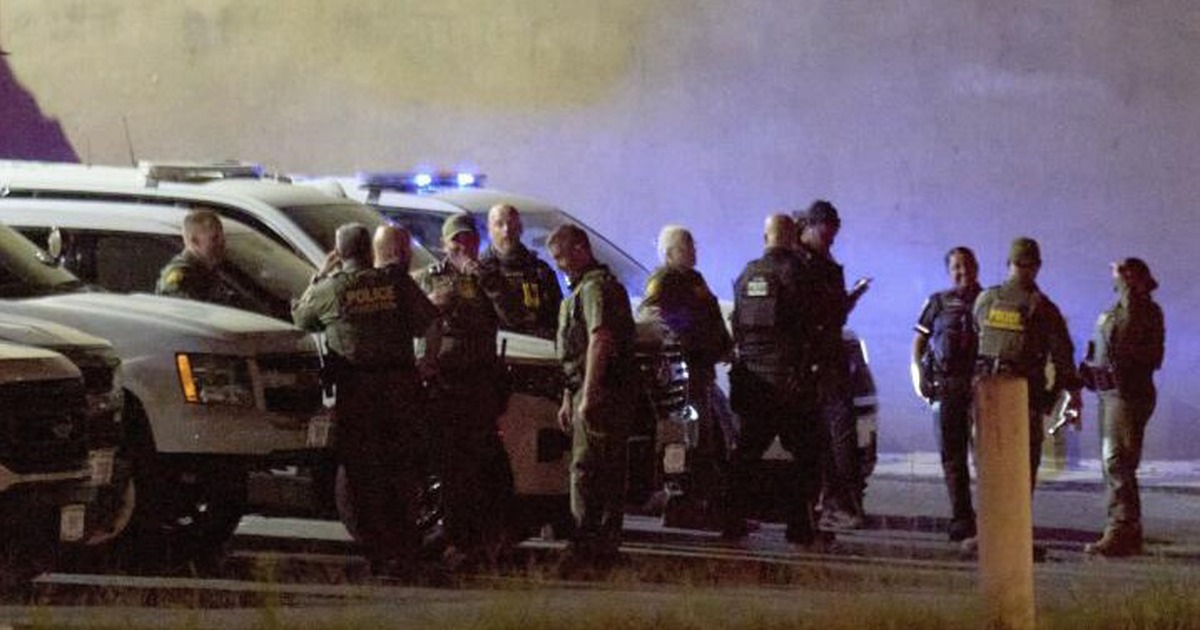 Người n&eacute;m b&aacute;nh sandwich v&agrave;o đặc vụ Mỹ tho&aacute;t truy tố