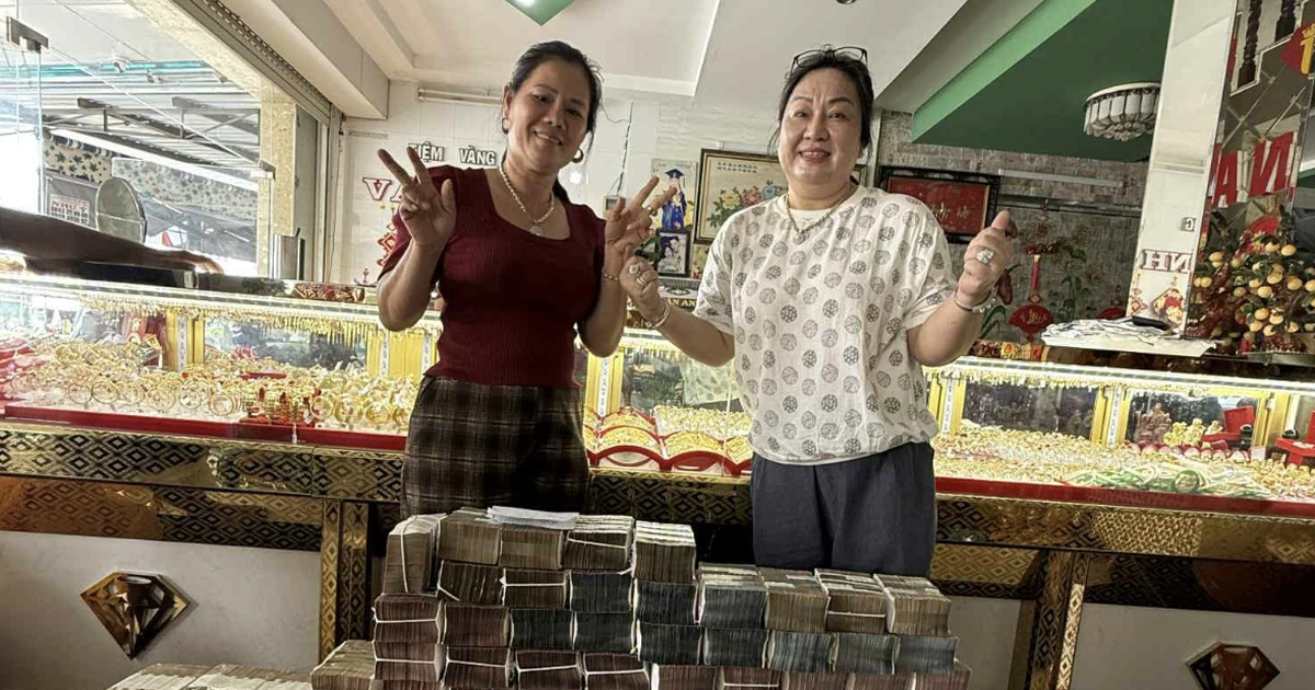N&ocirc;ng d&acirc;n tr&uacute;ng độc đắc 14 tờ xổ số miền Nam, đến tiệm v&agrave;ng nhận tiền mặt