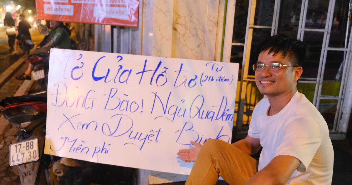 Mở cửa cho người chờ xem diễu binh ngủ qua đêm miễn phí