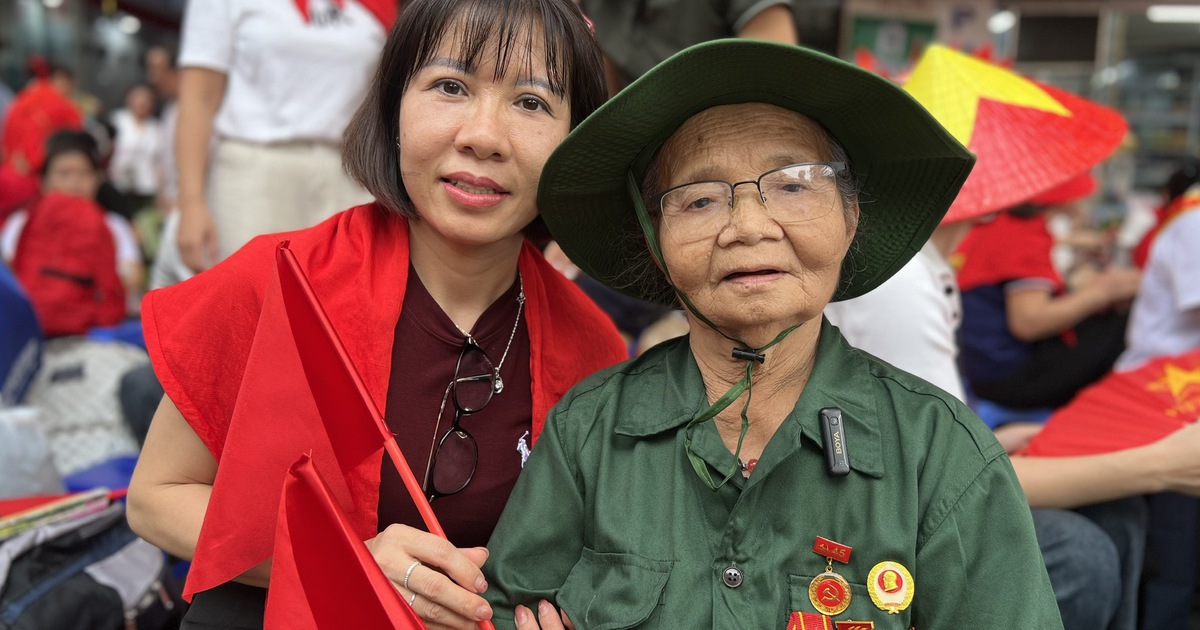 Nữ cựu binh L&agrave;o Cai &#039;mời&#039; chồng qu&acirc;n nh&acirc;n đ&atilde; khuất c&ugrave;ng đi H&agrave; Nội xem A80