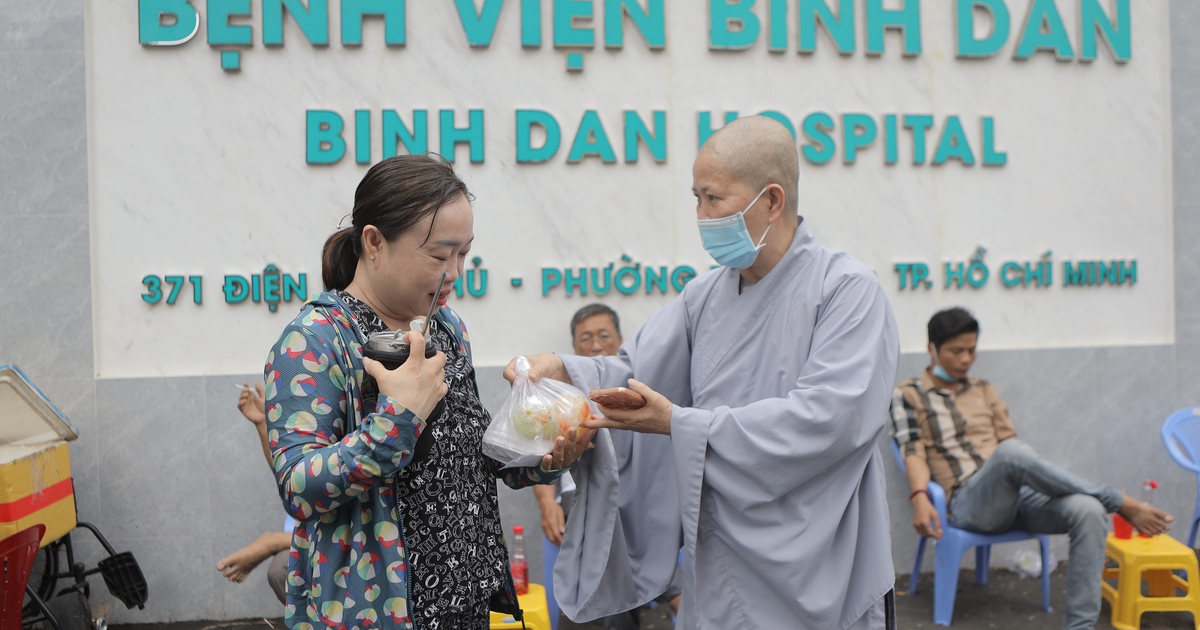 12 năm ph&aacute;t cơm từ thiện ở bệnh viện: Bếp ch&ugrave;a Phổ Th&agrave;nh chưa từng tắt lửa