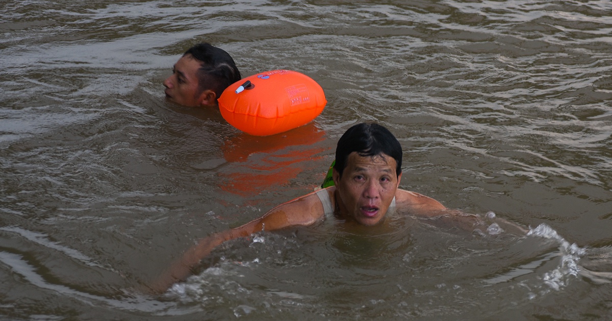 Ng&agrave;y h&egrave; tr&ecirc;n s&ocirc;ng Cấm