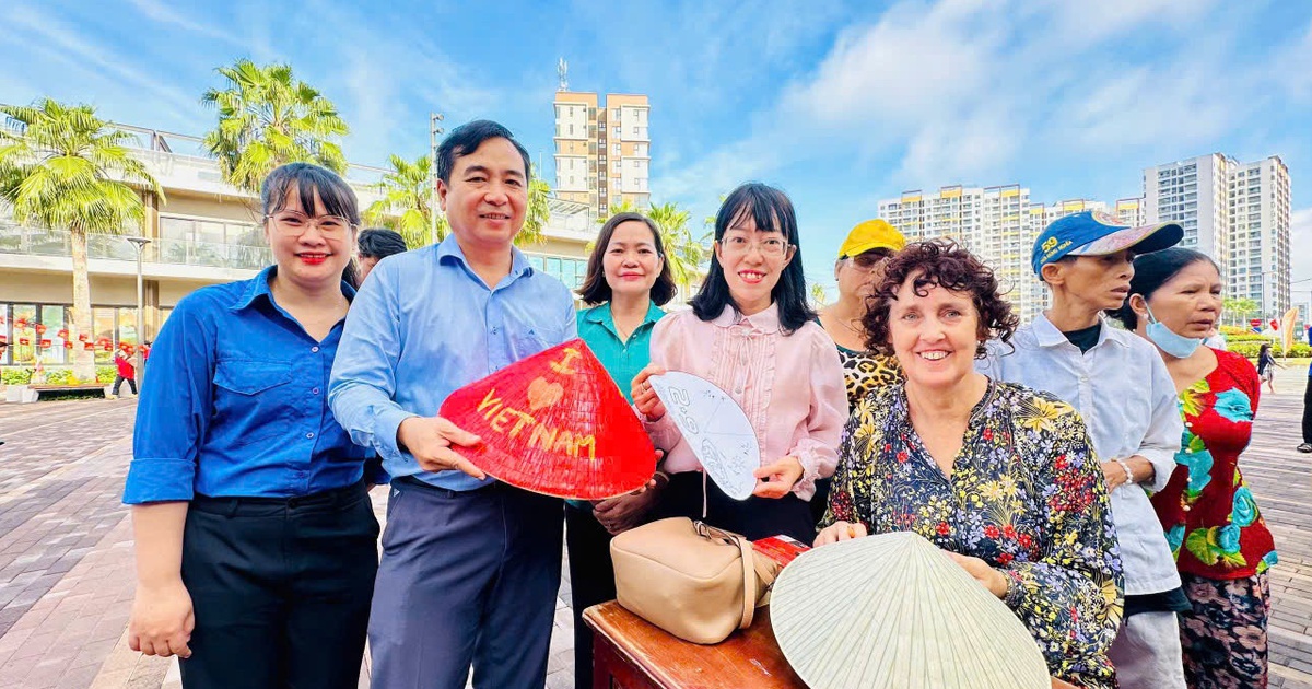 Ng&agrave;y hội đặc biệt ở chung cư: Bất ngờ đ&oacute;n gần 500 kh&aacute;ch