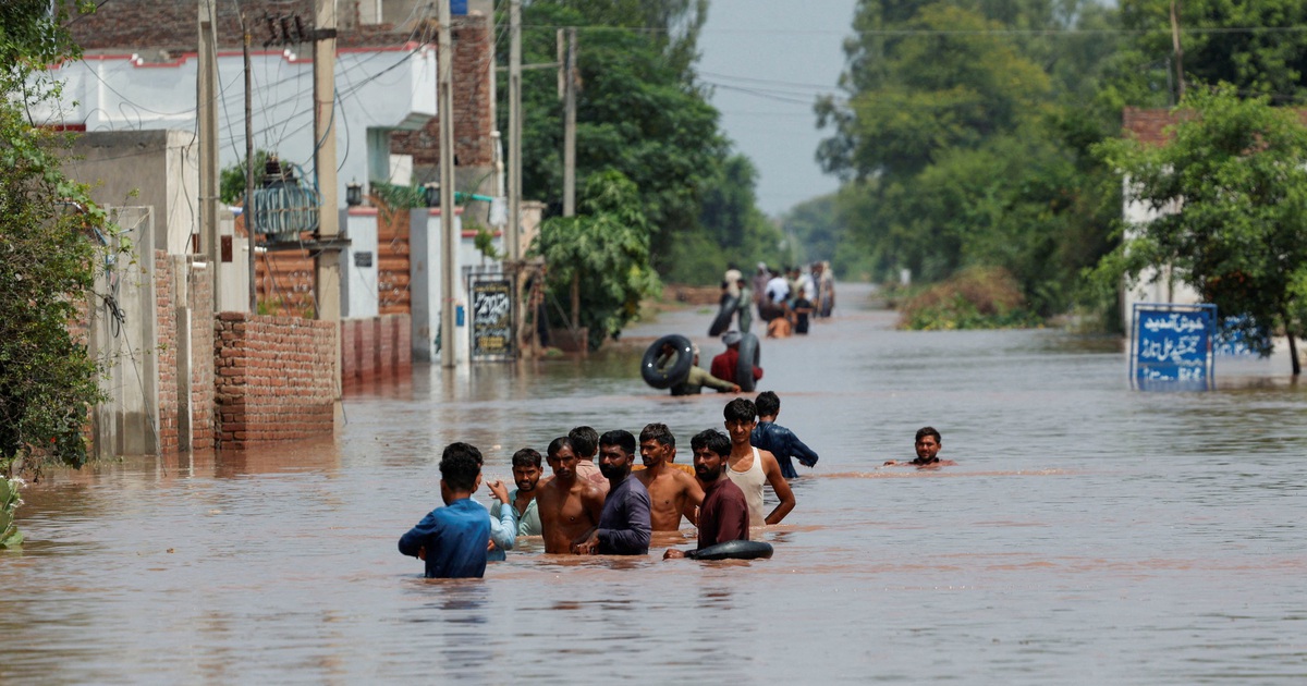 Ch&acirc;u &Aacute; oằn m&igrave;nh giữa lũ lụt v&agrave; nắng n&oacute;ng