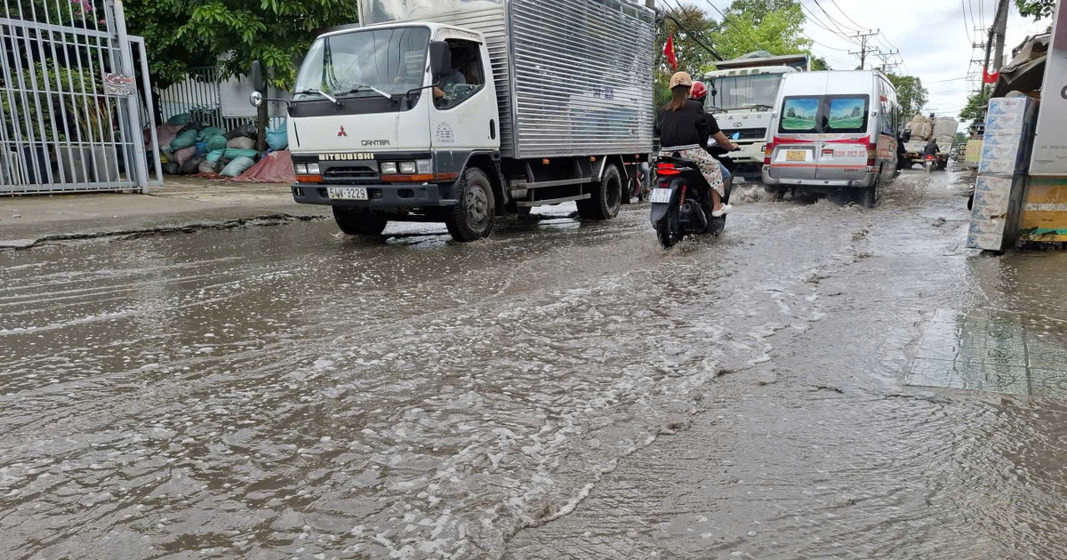 Đường ngập nước, đi lại khó khăn