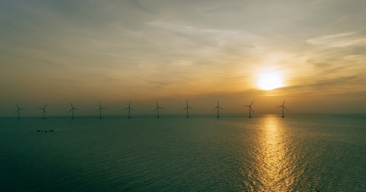 B&igrave;nh minh đẹp như tranh tr&ecirc;n b&atilde;i điện gi&oacute; biển Ba Động