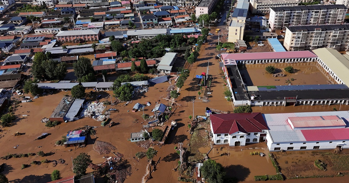 Bắc Kinh cảnh b&aacute;o đỏ về mưa b&atilde;o, sơ t&aacute;n hơn 70.000 người