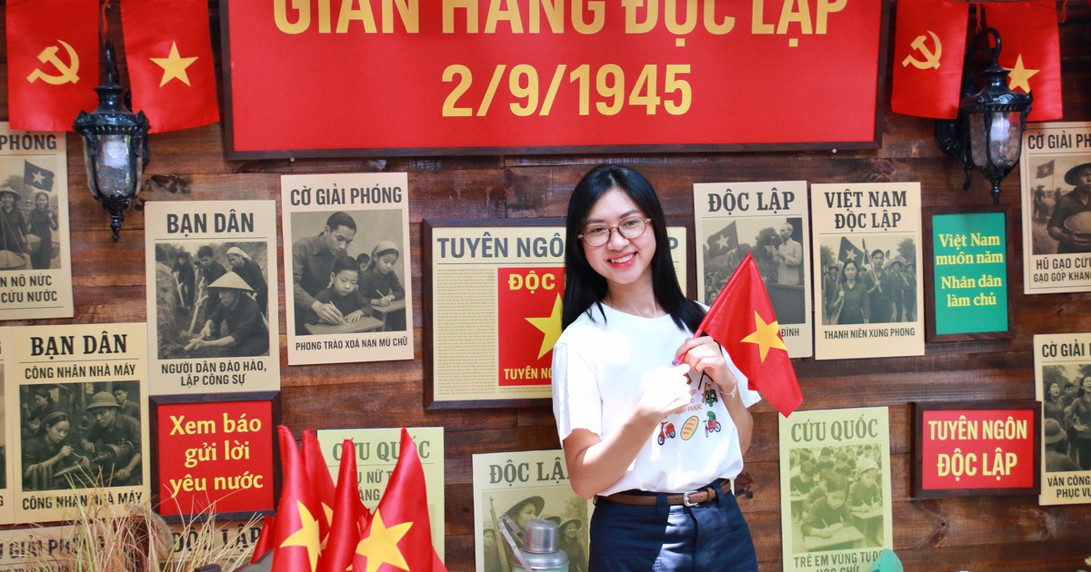 Độc đ&aacute;o qu&aacute;n c&agrave; ph&ecirc; trang tr&iacute; cờ đỏ sao v&agrave;ng kỷ niệm 80 năm Quốc kh&aacute;nh