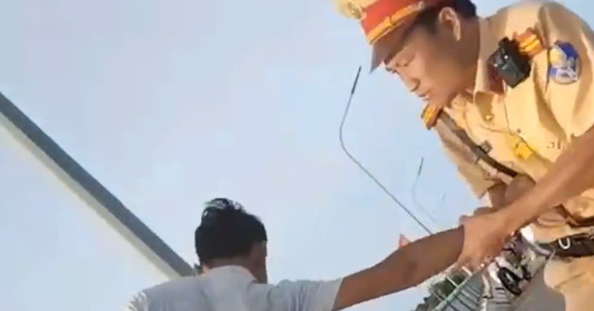 Khoảnh khắc CSGT TP.Huế cứu người định nhảy cầu, d&acirc;n mạng khen nức nở