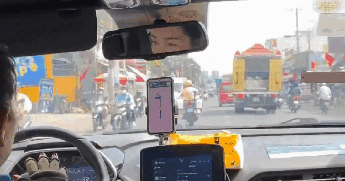 Nữ t&agrave;i xế taxi x&uacute;c động được CSGT TP.HCM mở đường chở thai phụ đi cấp cứu