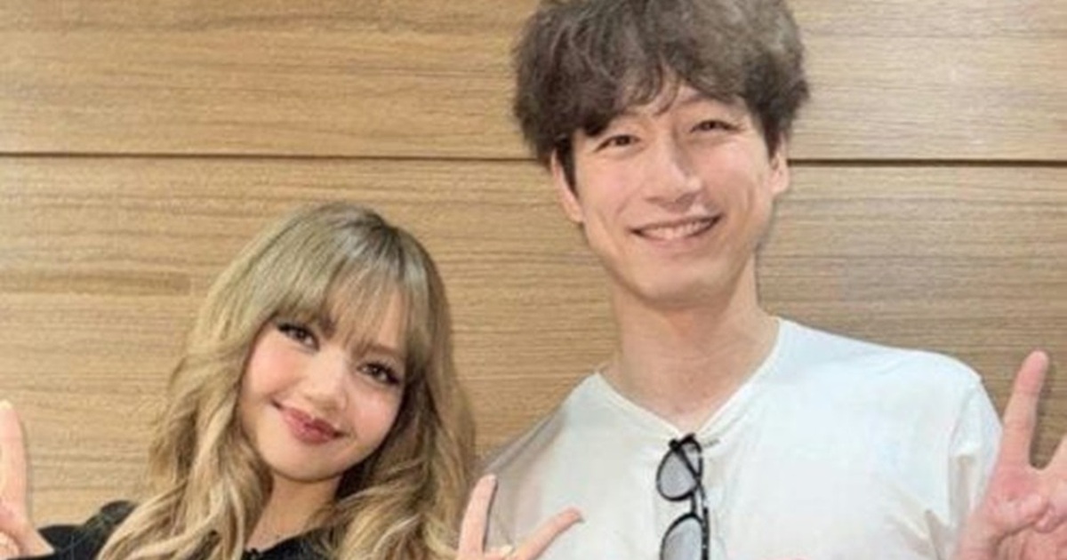 Lisa (BlackPink) đăng ảnh cầu h&ocirc;n khiến fan cho&aacute;ng v&aacute;ng