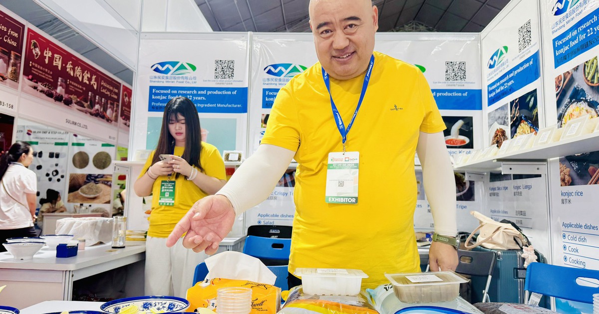 Người d&acirc;n TP.HCM thưởng thức m&oacute;n ngon tại sự kiện ẩm thực Trung - Việt