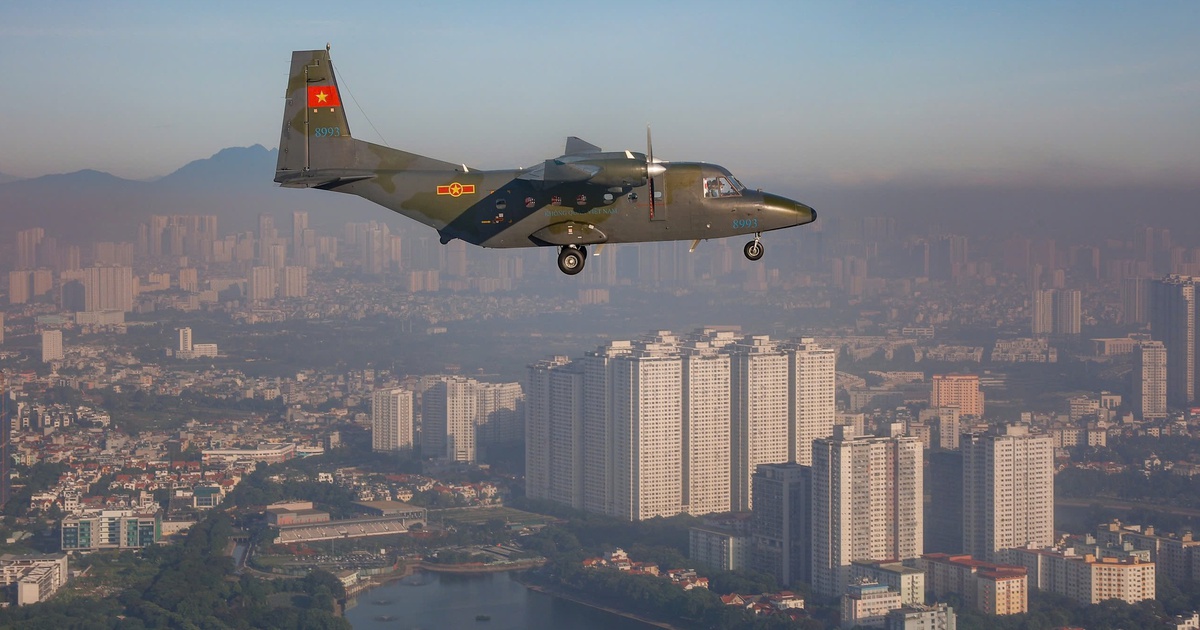 Xem &#039;ngựa thồ&#039; C-295 kho&aacute;c &aacute;o mới, bay bi&ecirc;n đội 4 chiếc tr&ecirc;n bầu trời H&agrave; Nội
