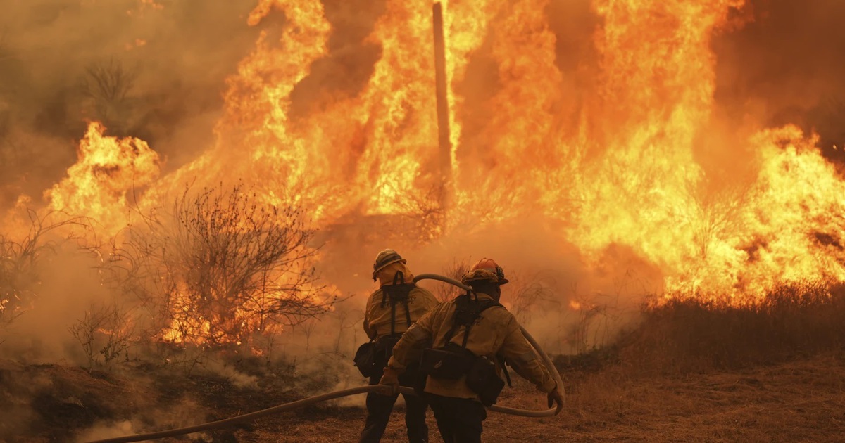 Ch&aacute;y rừng lan rộng ở California