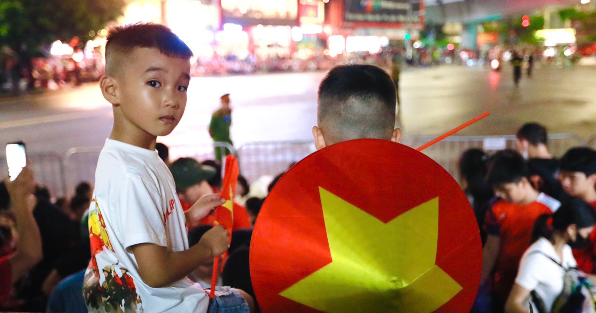 Live Hàng nghìn người đã phủ kín các con phố quanh quảng trường Ba Đình