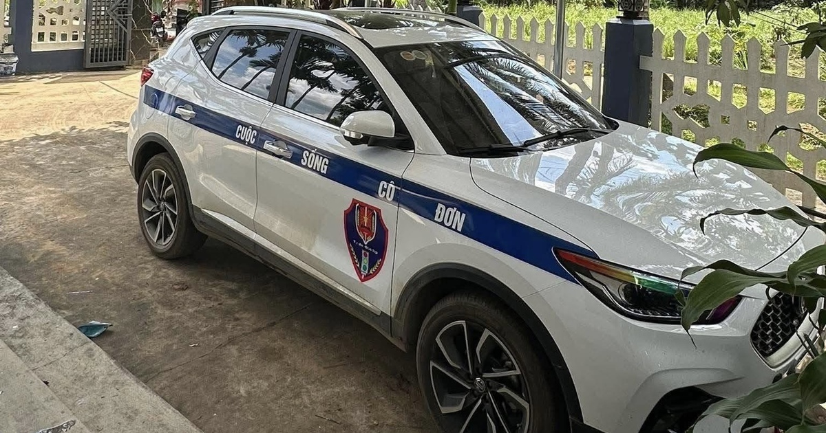 Xuất hiện xe d&aacute;n decal &#039;Cuộc sống c&ocirc; đơn&#039; na n&aacute; xe CSGT: C&oacute; vi phạm kh&ocirc;ng?