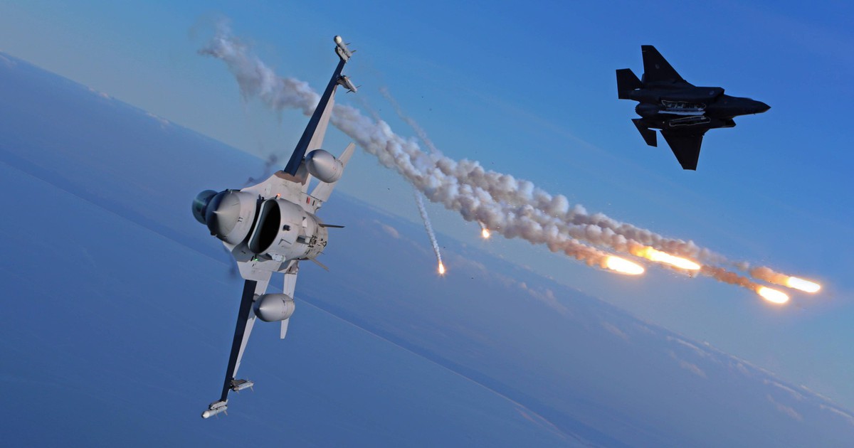 Ba Lan tuy&ecirc;n bố bắn rơi UAV Nga, NATO họp b&agrave;n