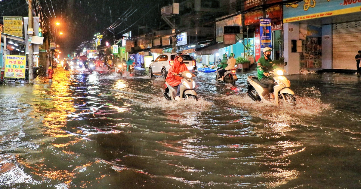 TP.HCM c&oacute; mưa lớn trong đ&ecirc;m: Người d&acirc;n chật vật &#039;vượt s&oacute;ng&#039; tr&ecirc;n quốc lộ 50