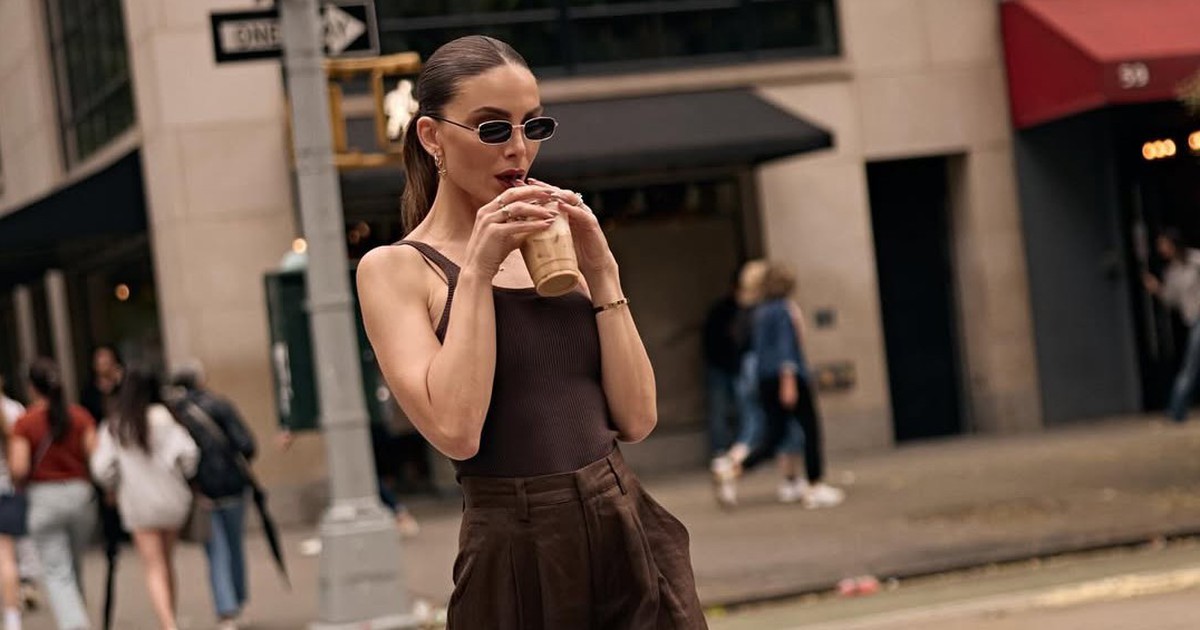 Quần tây màu nâu là xu hướng mới cho mùa thu 2025