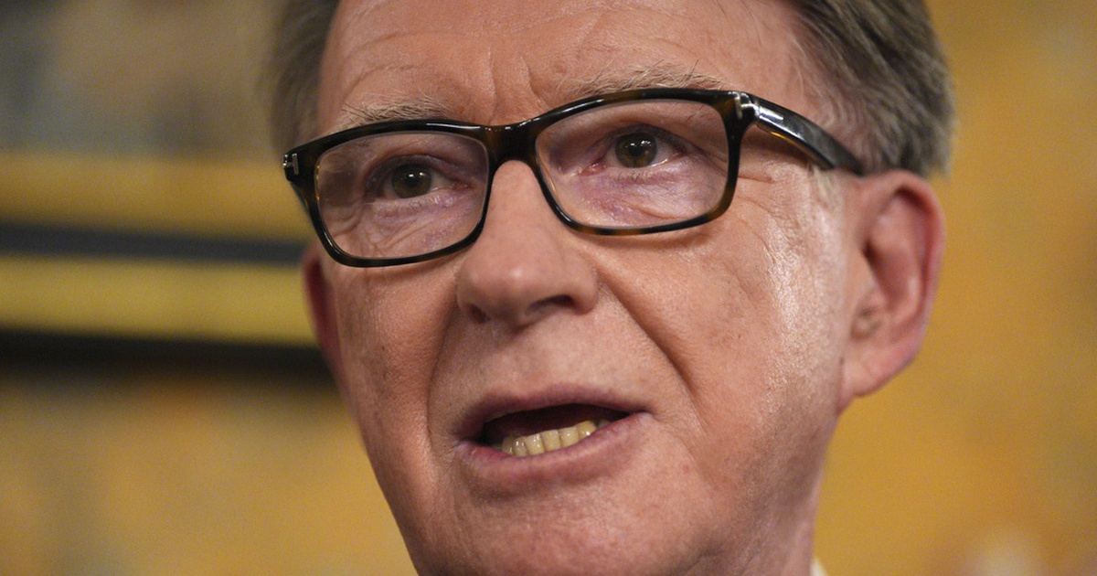 Đại sứ Anh tại Mỹ mất chức v&igrave; d&iacute;nh l&iacute;u với tỉ ph&uacute; ấu d&acirc;m