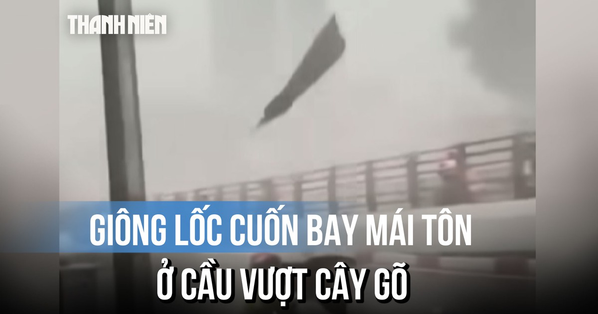 Giông lốc cuốn bay mái tôn ở cầu vượt Cây Gõ, người đi đường thót tim