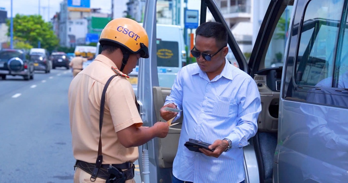 CSGT TP.HCM tổng kiểm tra ngừa tai nạn, t&agrave;i xế lơ l&agrave; dễ mất tiền triệu