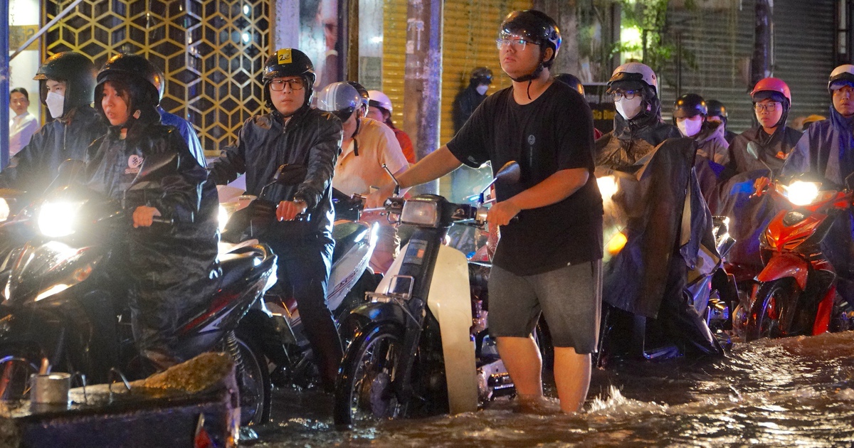 Mưa lớn chiều tối nay: Đường ở TP.HCM ngập nước hơn 2 tiếng sau cơn mưa