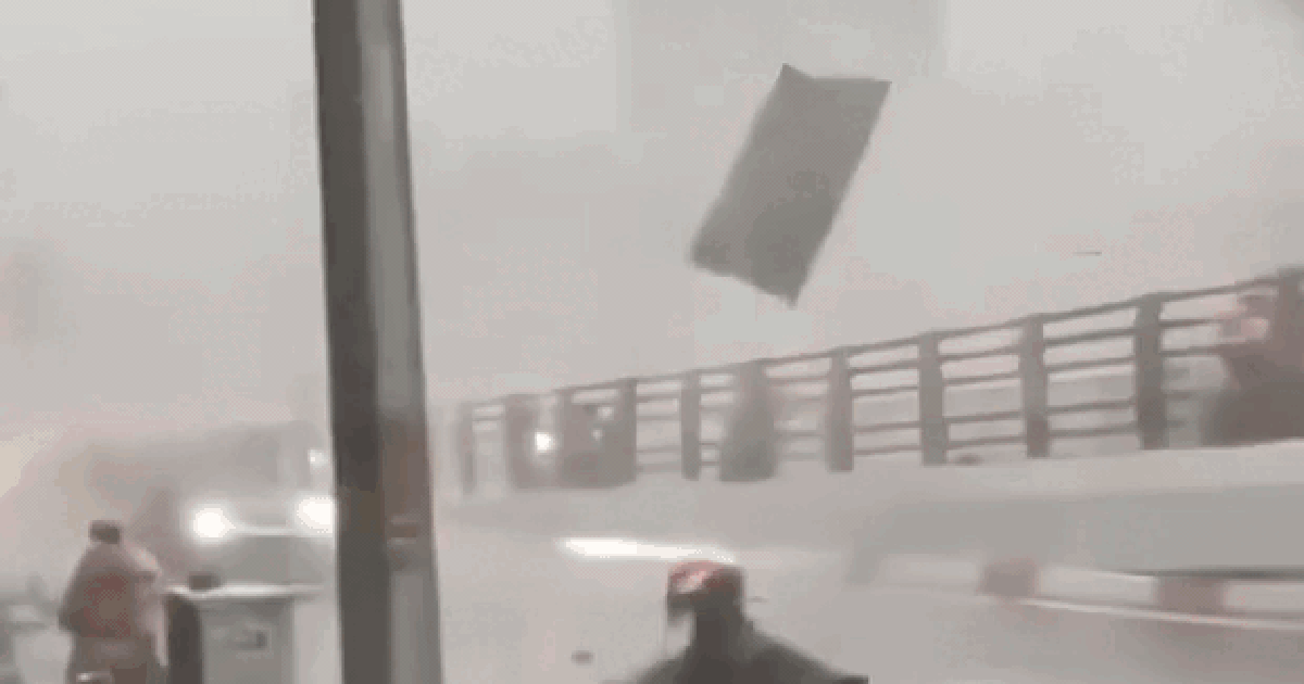 M&aacute;i t&ocirc;n bay v&egrave;o v&egrave;o trong cơn gi&ocirc;ng lốc dữ dội ở TP.HCM, v&igrave; sao?