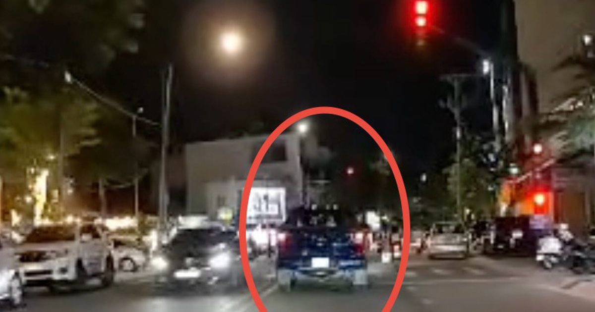 Xe b&aacute;n tải vượt đ&egrave;n đỏ, nh&aacute;y đ&egrave;n pha bị người d&acirc;n quay clip b&aacute;o CSGT phạt