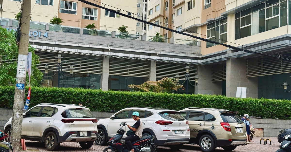 Đỗ xe tr&ecirc;n vỉa h&egrave; chung cư, coi chừng bị CSGT phạt nguội nhiều lần