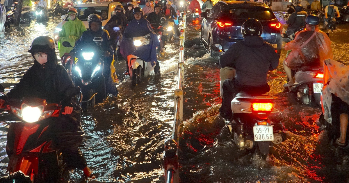 Dự b&aacute;o thời tiết TP.HCM: H&ocirc;m nay tiếp tục mưa lớn k&egrave;m gi&ocirc;ng lốc v&agrave;o chiều tối