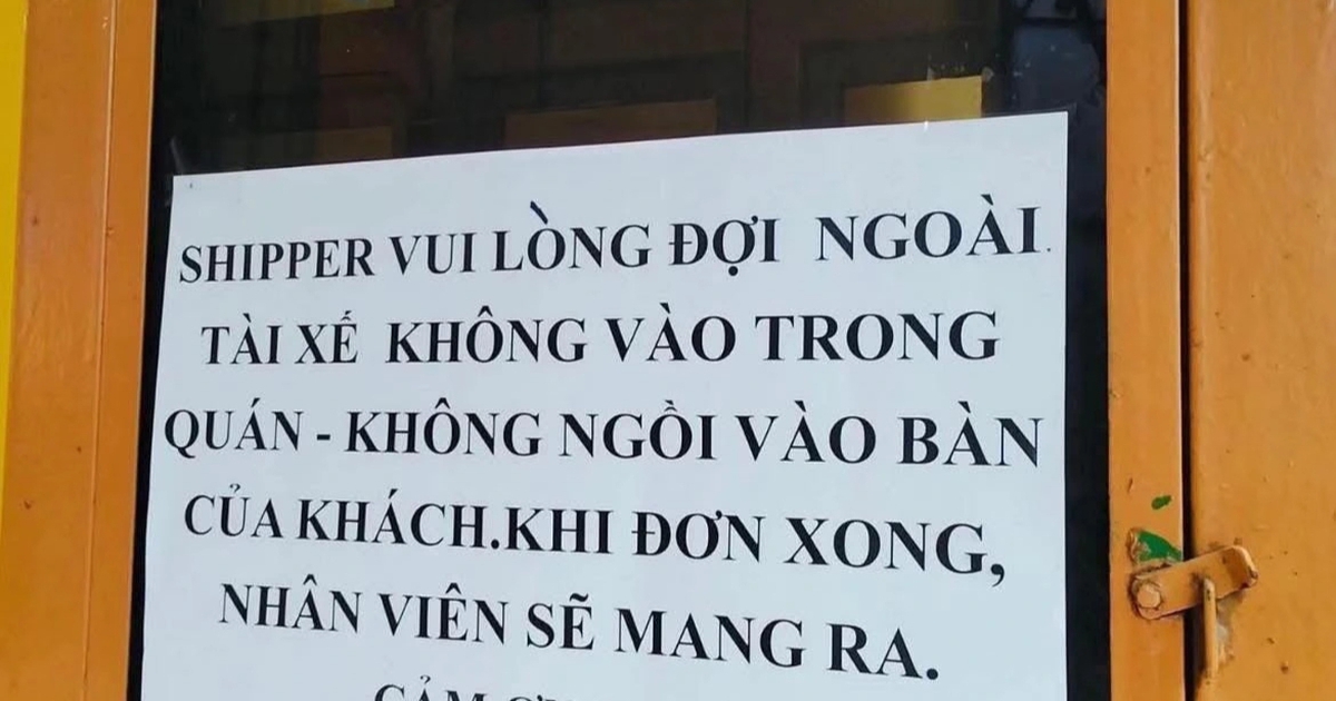 Tranh c&atilde;i qu&aacute;n ăn d&aacute;n th&ocirc;ng b&aacute;o shipper kh&ocirc;ng v&agrave;o trong, kh&ocirc;ng ngồi b&agrave;n của kh&aacute;ch