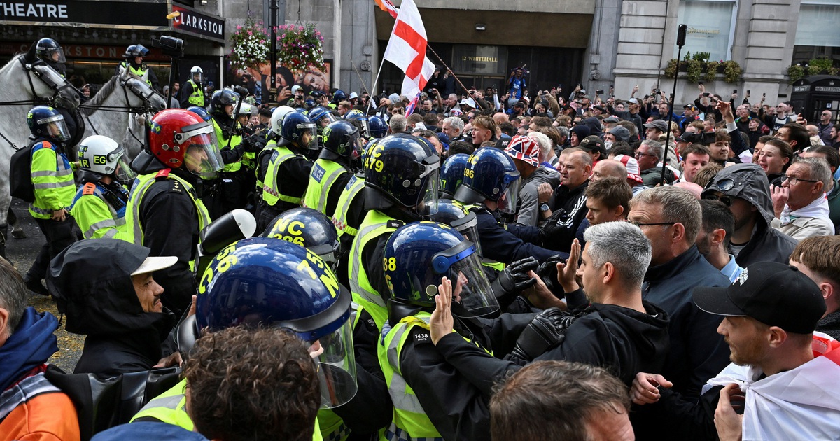 Đụng độ dữ dội trong cuộc biểu t&igrave;nh chống nhập cư tại London