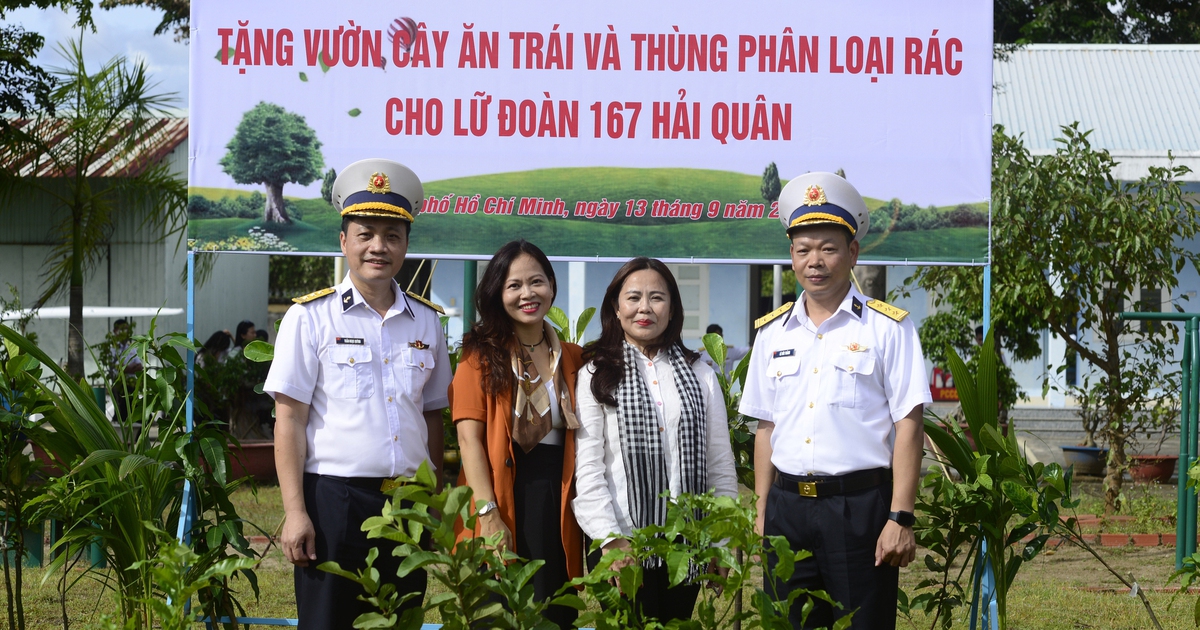 Chiến sĩ hải qu&acirc;n x&uacute;c động nhận m&oacute;n qu&agrave; l&agrave; 200 c&acirc;y ăn tr&aacute;i