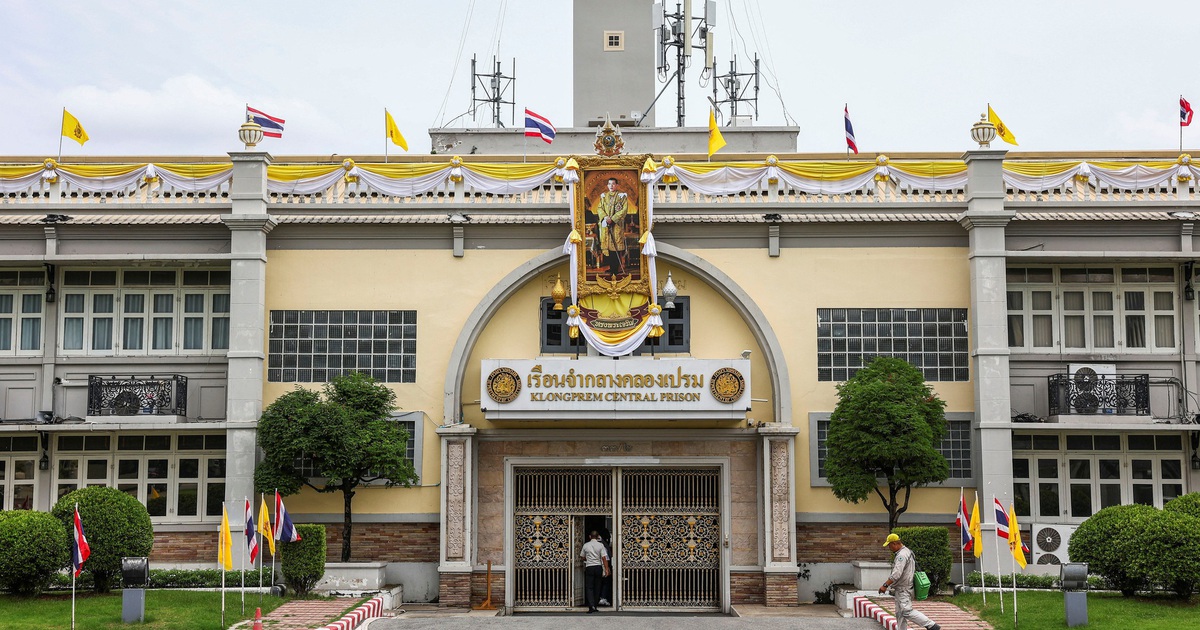 &Ocirc;ng Thaksin được đưa v&agrave;o khu y tế của trại giam