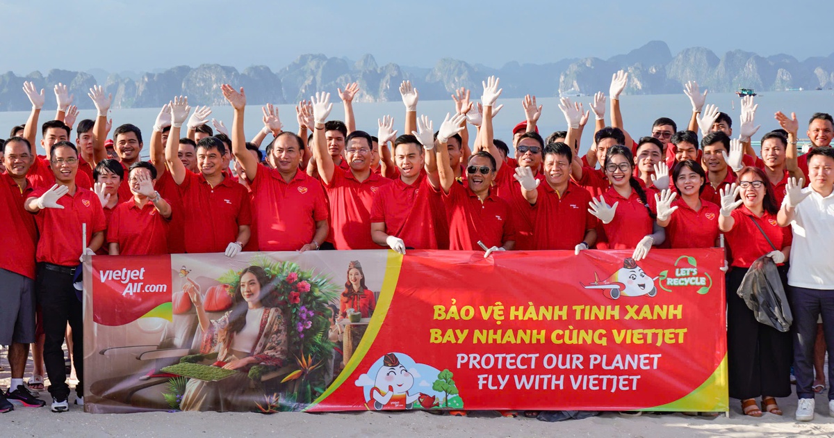 Gần 600 &lsquo;chiến binh&rsquo; Vietjet đồng loạt ra qu&acirc;n l&agrave;m sạch biển Hạ Long