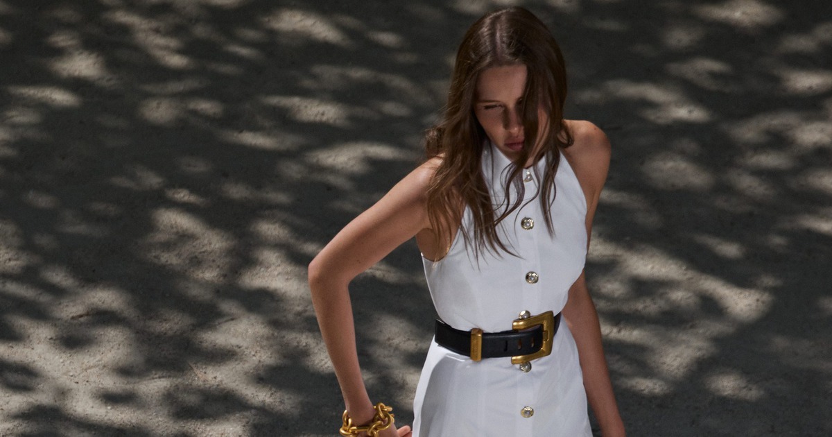 Mẹo phối phụ kiện kim loại trong phong cách công sở hiện đại