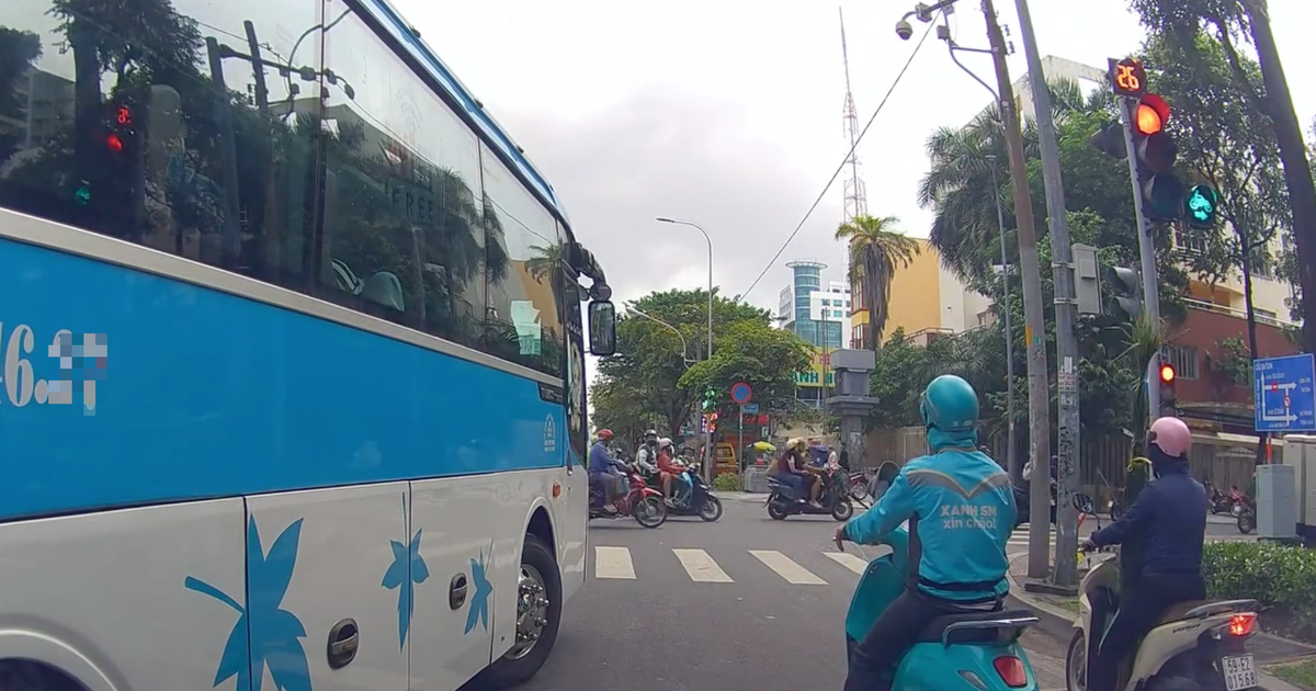 Xe kh&aacute;ch dừng đ&egrave;n đỏ ngang ngược bị người d&acirc;n quay clip b&aacute;o CSGT TP.HCM phạt