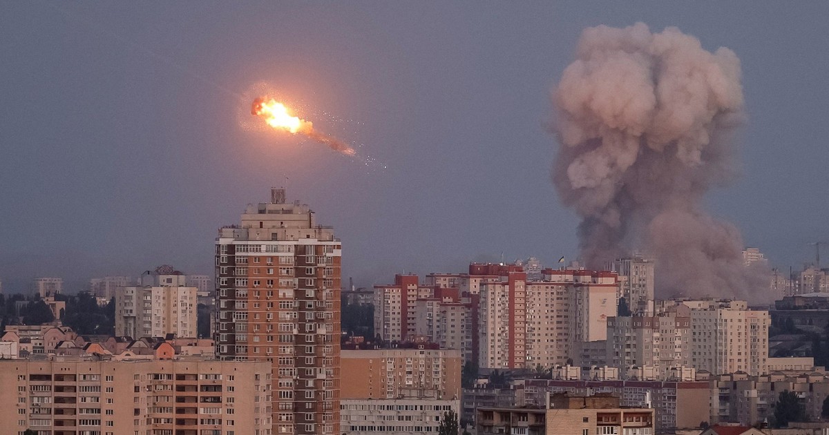 Chiến sự Ukraine ng&agrave;y 1.300: &Ocirc;ng Medvedev cảnh b&aacute;o chiến tranh với NATO v&igrave; Ukraine