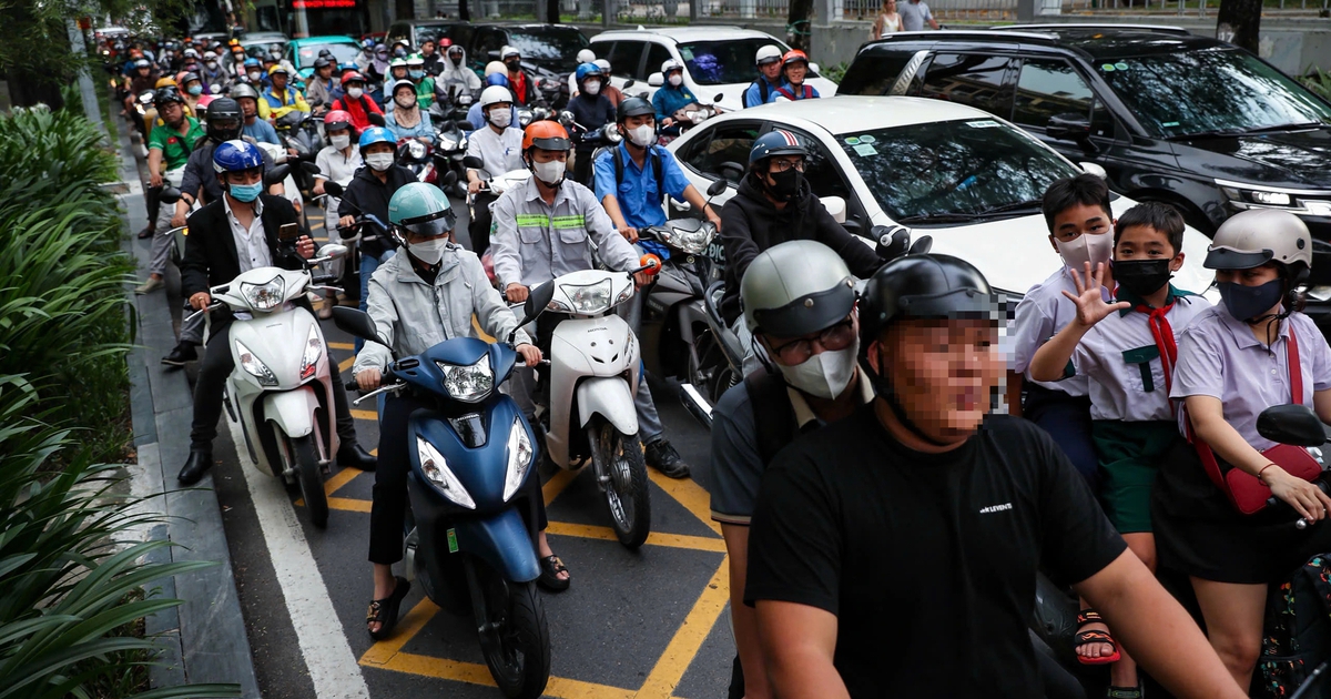 Cho rẽ phải khi đ&egrave;n đỏ ở TP.HCM: Kh&ocirc;ng ai nhường, người đi đường bức x&uacute;c